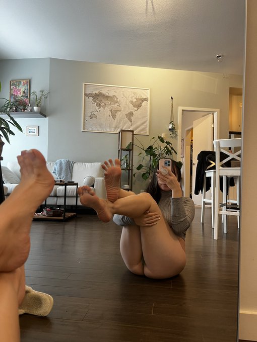 2 pic. Just got out the shower, can you see my footprints on the floor ? 🥵🩷 https://t.co/XnPzHVGxLC