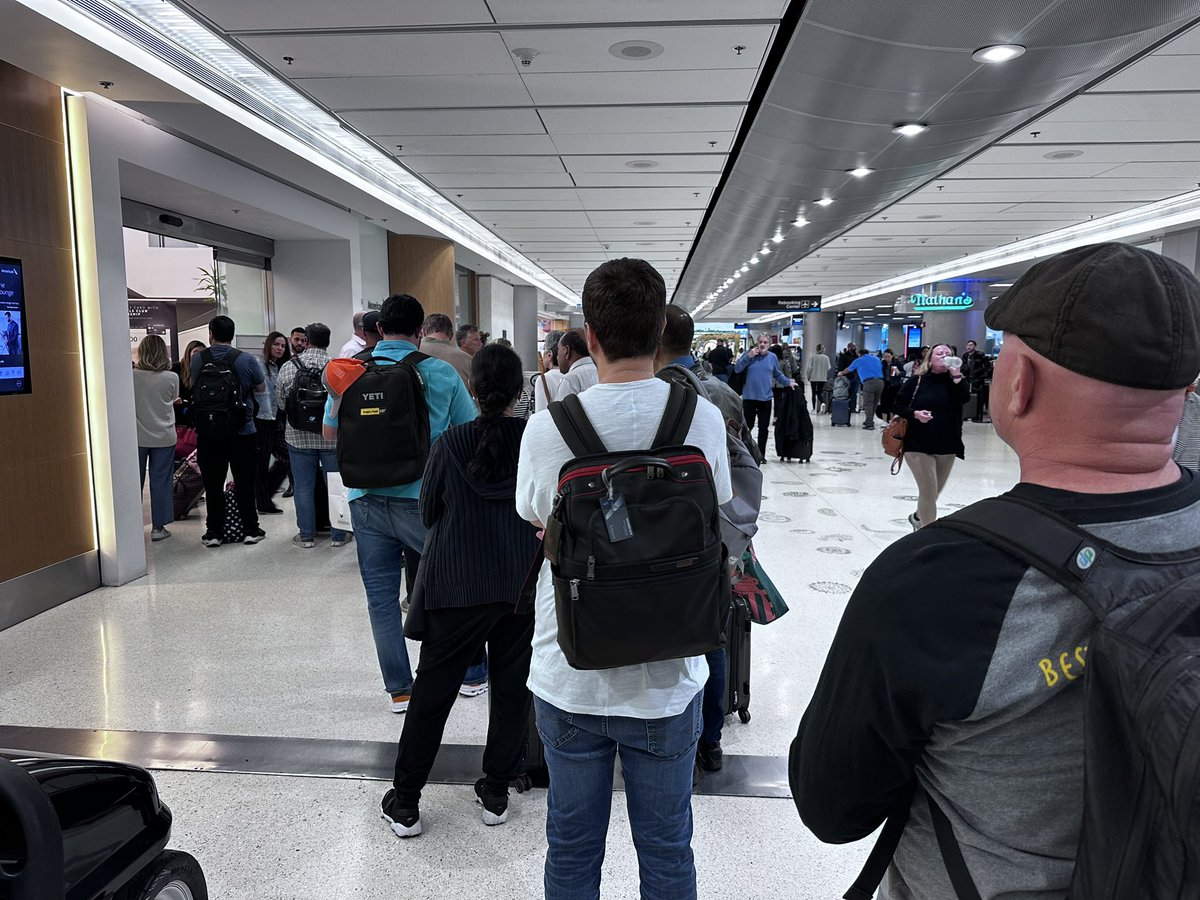 WhatWillItTake's tweet image. How can this happen @AmericanAir ? This is the line to the Admirals Club in Miami by Gate D30. 20 min in line and it did NOT move…. #unacceptable