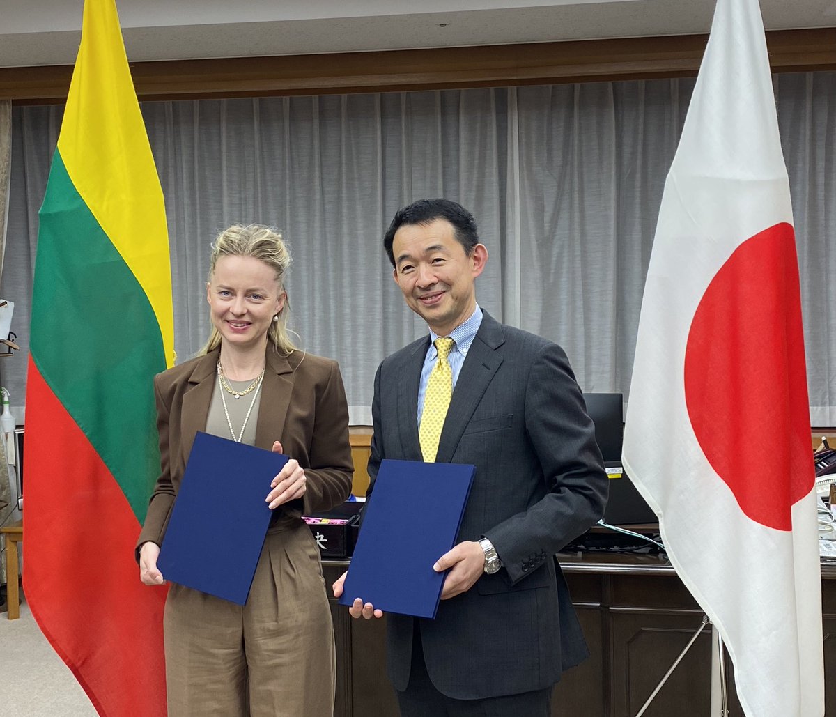 🇱🇹🇯🇵 Defence cooperation between #Lithuania and #Japan is maturing. This week <a href="/ModJapan_en/">Japan Ministry of Defense/Self-Defense Forces</a> and <a href="/Lithuanian_MoD/">Lithuanian MOD 🇱🇹</a> signed a first ever defence cooperation agreement. We will work together on #cybersecurity, response to #hybrid threats and other #defence cooperation areas.