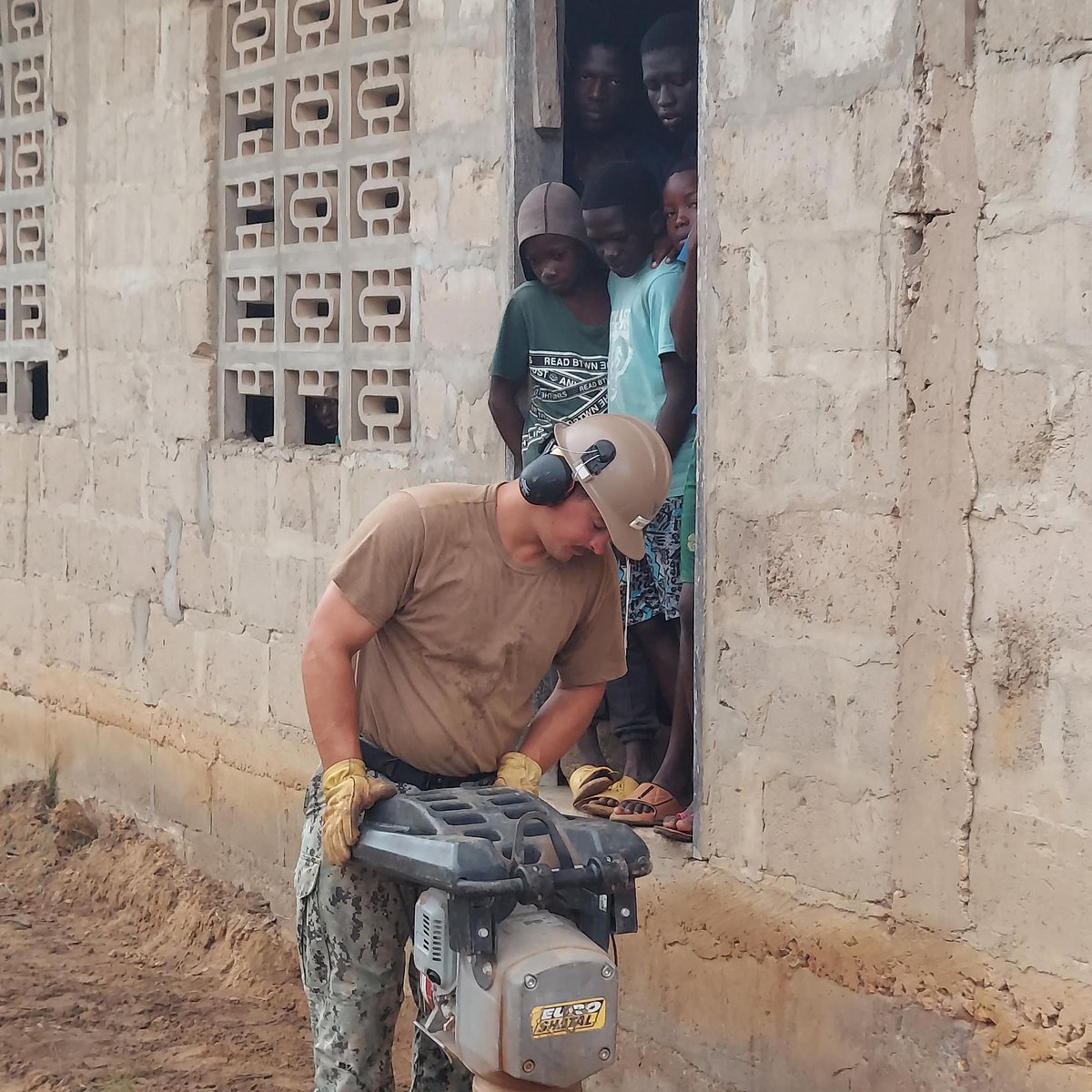 #USNavy Photos of the Day: 

1️⃣ #USSPaulIgnatius GQ drill in Med @USNavyEurope
2️⃣ #USSDewey engineering watch in South China Sea
3️⃣ #USSPhilippineSea departs @NAV_STA_NORFOLK @TheCVN69 CSG @USFleetForces
4️⃣ #NMCB133 works at school in Nutekpor, Ghana
👉 dvidshub.net/r/uw5gq2