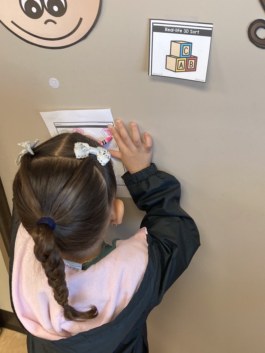 MrsRosa_class's tweet photo. 3D shape hunt around the room @BBS_Learns @SbisdPreK @SBISD https://t.co/iJivlERuK4