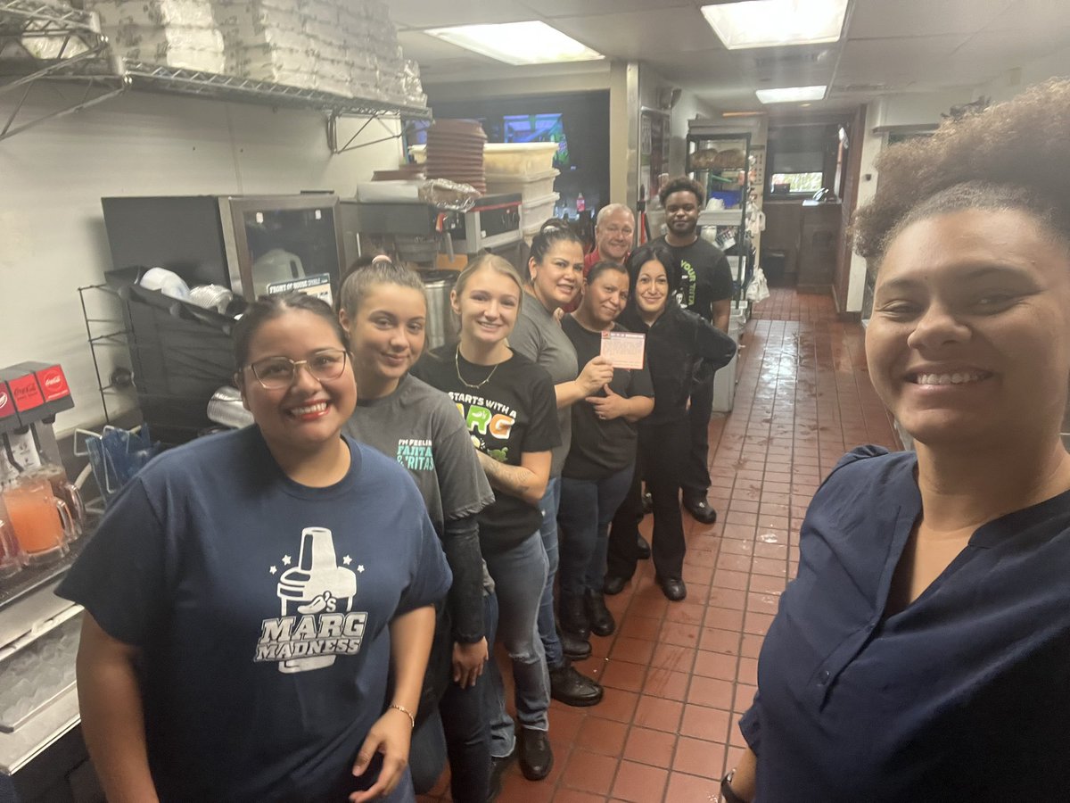 ckouzmanoff1's tweet photo. Hot off the press!! Cheers to 🎶Gloria Gloria🎶 and Ashley. Outstanding culture and hospitality coming from these two! 😊🌶️❤️ #Chilislove https://t.co/qfyrwbLl5w
