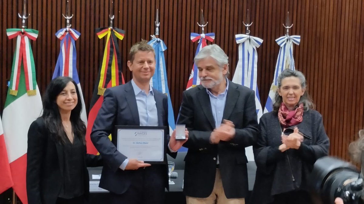 Congratulations Stefan Maier for the Leloir prize! The prize recognizes his enormous contributions to the development of Argentinian science. Gracias Stefan!!!