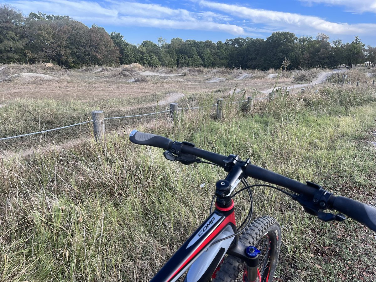 MarksUpdates's tweet image. My playground this morning: 
Erwin Park off-road trail on MTB 🚴‍♂️😎
 
1. Welcome Gate 🚴‍♂️
2. Bike Park - bumps and dipsy doos. Woo hoo! 🎉
3. The Drop and Berm - 20 foot drop at 45 degrees. Drop in and shred the berm! 🔥
4. The Log Notch 🪵 - front wheel hop up and pivot over.