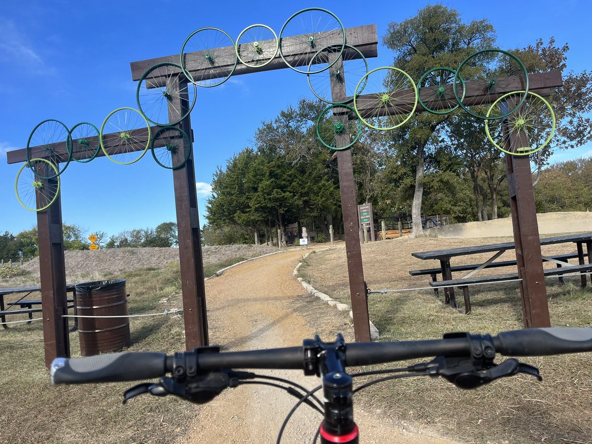 MarksUpdates's tweet image. My playground this morning: 
Erwin Park off-road trail on MTB 🚴‍♂️😎
 
1. Welcome Gate 🚴‍♂️
2. Bike Park - bumps and dipsy doos. Woo hoo! 🎉
3. The Drop and Berm - 20 foot drop at 45 degrees. Drop in and shred the berm! 🔥
4. The Log Notch 🪵 - front wheel hop up and pivot over.