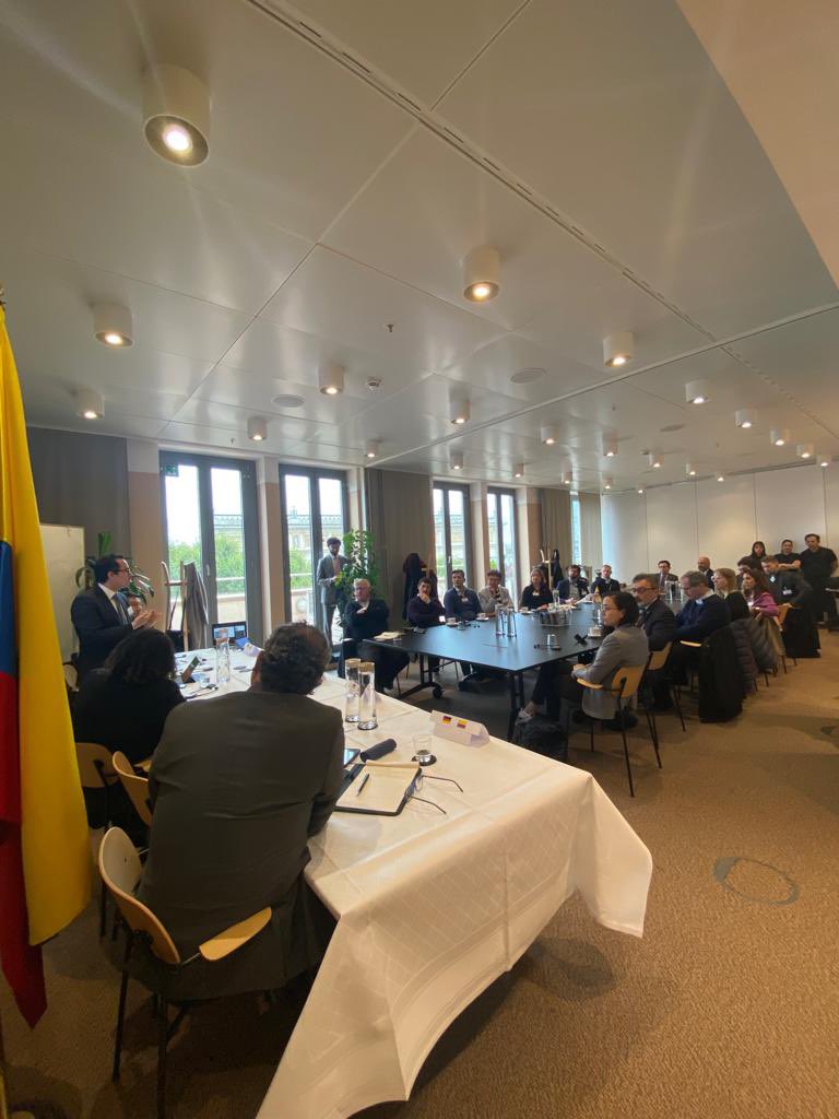 <a href="/MinTransporteCo/">MinTransporte</a> <a href="/jdbernalgo/">Jonathan Bernal</a> <a href="/cbarbantim/">Carolina Barbanti</a> <a href="/PROCOLOMBIACO/">PROCOLOMBIA</a> <a href="/EmbAlemaniaCOL/">Alemania en Colombia</a> <a href="/EmbajadaColDE/">Botschaft von Kolumbien in Deutschland</a> <a href="/Maria_Constanz_/">María Constanza García Alicastro</a> <a href="/DB_Presse/">Deutsche Bahn AG</a> <a href="/avargasalvarez/">Gonzalo Vargas</a> <a href="/VictorBautistaO/">Victor Bautista Olarte</a> 👷🏻‍♂️Este encuentro en #Frankfurt 🇩🇪 se logró gracias a la gestión de @procolombiaco y sus representantes <a href="/avargasalvarez/">Gonzalo Vargas</a> y <a href="/VictorBautistaO/">Victor Bautista Olarte</a>. Así mismo, se contó con la participación de la viceministra <a href="/Maria_Constanz_/">María Constanza García Alicastro</a> y las embajadas de <a href="/EmbAlemaniaCOL/">Alemania en Colombia</a> y <a href="/EmbajadaColDE/">Botschaft von Kolumbien in Deutschland</a>.