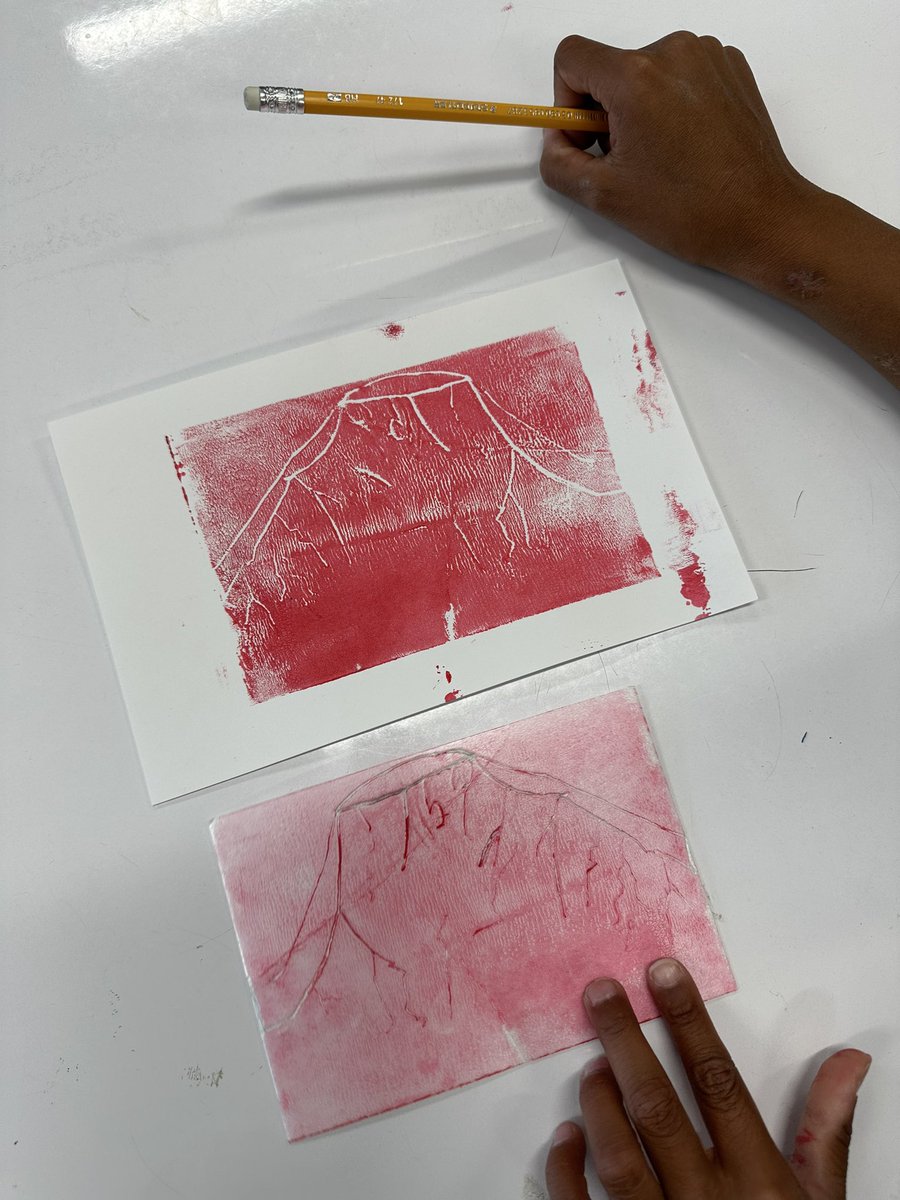 MsDellUnto's tweet photo. Thank you Bronte Creek for joining our class today! We learned about life in the 1800s, raw materials, and we even made our own wallpaper stamps!! @DesmondHDSB https://t.co/cj9WWPJGzU