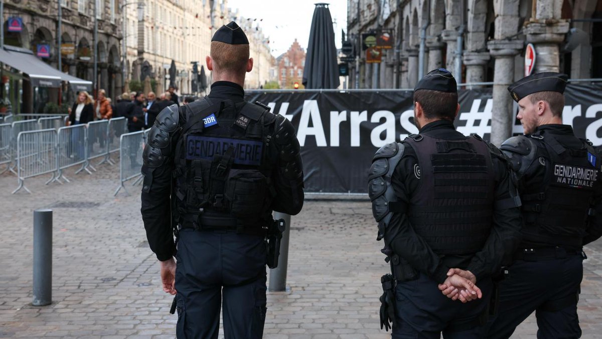 Obsèques de Dominique Bernard : le secteur de la cathédrale d’ #Arras « bunkerisé » lavoixdunord.fr/1387018/articl…