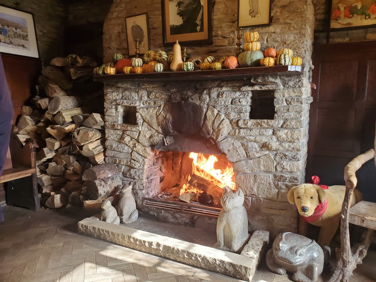 carolkennison's tweet image. Coastal walk to Winspit today followed by lunch at a favourite pub, the fantastic Square and Compass, Worth Matravers #favouritepubs