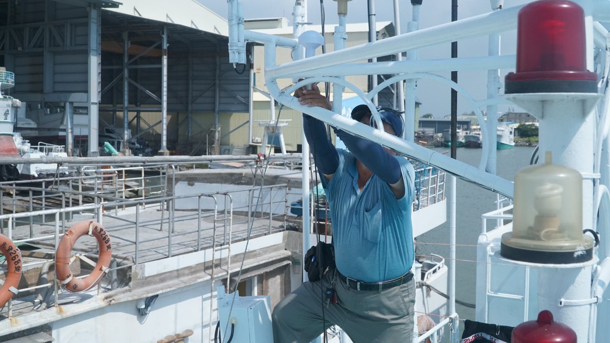 OceanOutcomes's tweet image. Electronic monitoring offers an efficient &amp;amp; cost-effective alternative to onboard fisheries observers.
As part of our FSF FIP &amp;amp; a growing partnership, O2 &amp;amp; the National Taiwan Ocean University, FSF, &amp;amp; the Fisheries Agency of Taiwan are installing EM equipment on FSF longliners.