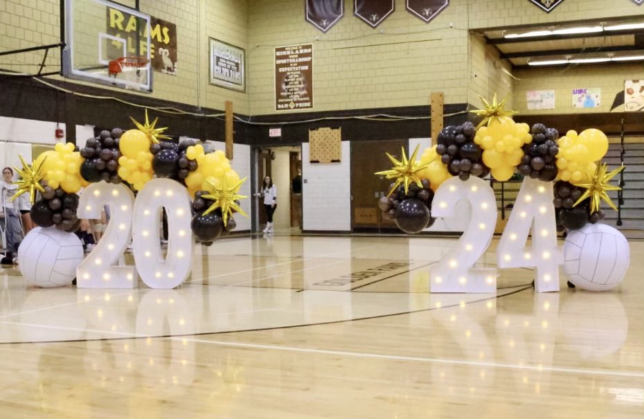 HighlandsGolden's tweet photo. Varsity Girls Volleyball Senior Night…
#R4L https://t.co/bTToNJU1VS