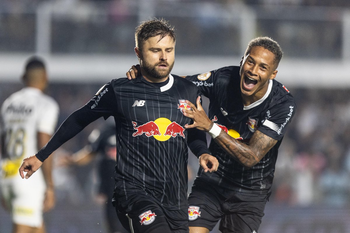 Sasha cumprindo a mais famosa lei do futebol na Vila Belmiro!

📸 Abner Dourado/ Agif/Gazeta Press