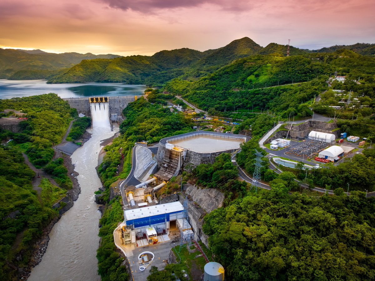 EmmaRincon's tweet photo. 🇸🇻 Bukele presenta la nueva Hidroeléctrica de El Salvador: “Esta es una obra que iniciamos prácticamente desde cero y que venía con muchos problemas operativos, legales y financieros. Hoy, la estamos entregando antes de finalizar nuestro Gobierno, en 4 años, tal y como debió hacerse dos décadas atrás”.