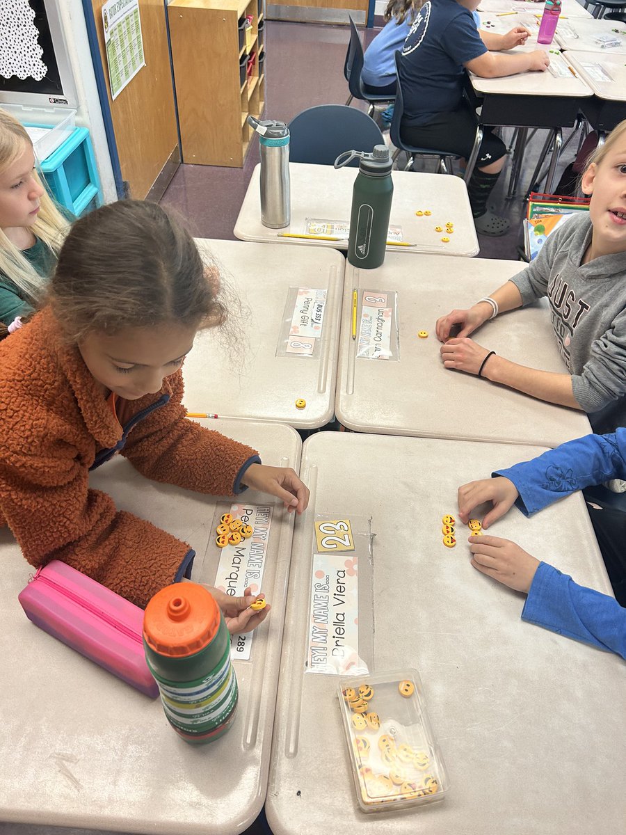 DES3rdGrade's tweet photo. Exploring multiplication ✖️ and division ➗ is fun with manipulatives! @DESAACPS @AACPS_PK5Math https://t.co/u0OMKJa9dK