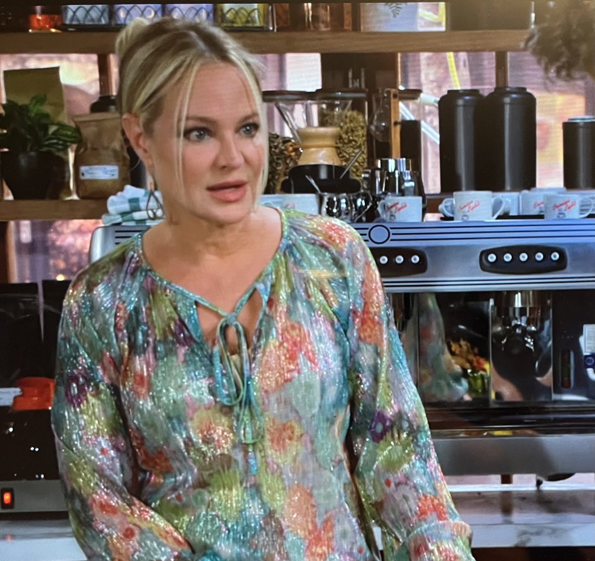 Ok first of all, nice blouse, 👍🏼👍🏼 and secondly, why is Sharon back at Crimson Lights?! 🤦🏻‍♀️ That was short-lived. 🙄 I swear we only saw Esther there like once 😂 #YR