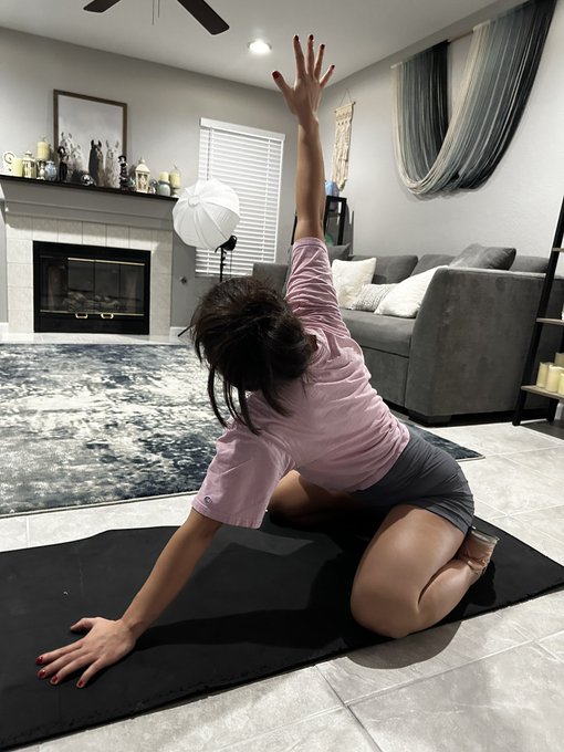 Remember to stretch today!! 😘 https://t.co/KNVSRXDsbq