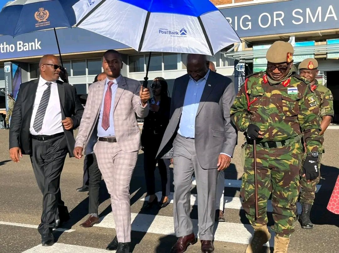 Kuena_mok's tweet photo. Botle ke ho boea le Marumo hae. Maobane ebile thabo le monyaka ha re amohela moifo oa lebotho la rona le tsoa e hlanaka Mozambique molemong oa Khotso le botsitso ba tikoloho ea rona.
#safe_return #LS_ARMY https://t.co/1HWMd3Cyg9
