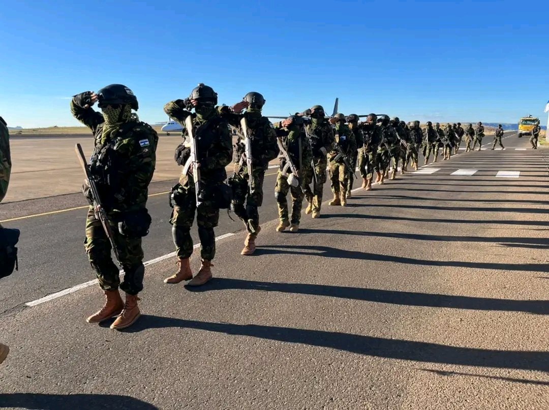 Kuena_mok's tweet photo. Botle ke ho boea le Marumo hae. Maobane ebile thabo le monyaka ha re amohela moifo oa lebotho la rona le tsoa e hlanaka Mozambique molemong oa Khotso le botsitso ba tikoloho ea rona.
#safe_return #LS_ARMY https://t.co/1HWMd3Cyg9
