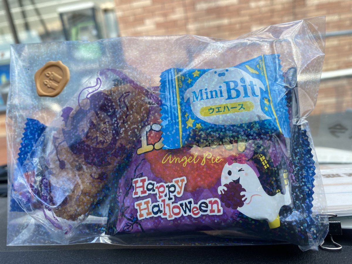 1983spacer's tweet photo. ハロウィン🎃の季節ですね！
配達先で「ハッピーハロウィン！」言うてお菓子もらいました😊
#ハロウィン https://t.co/g1scRw4nz5