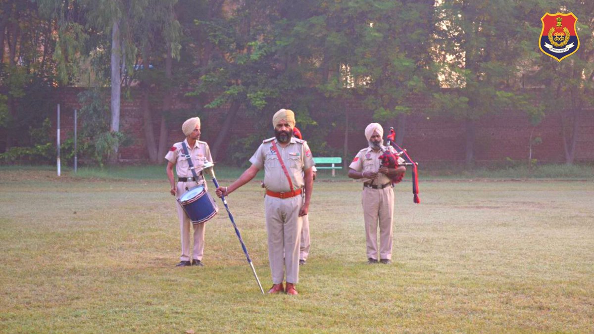 FaridkotPolice's tweet photo. 🛡 In order to maintain #discipline 👮‍♂️ and physical 💪 #fitness in the police personnel, a General parade of police officials was conducted at Police Lines, Faridkot.
#generalprade #faridkot #Police https://t.co/mYmOW4ihJL