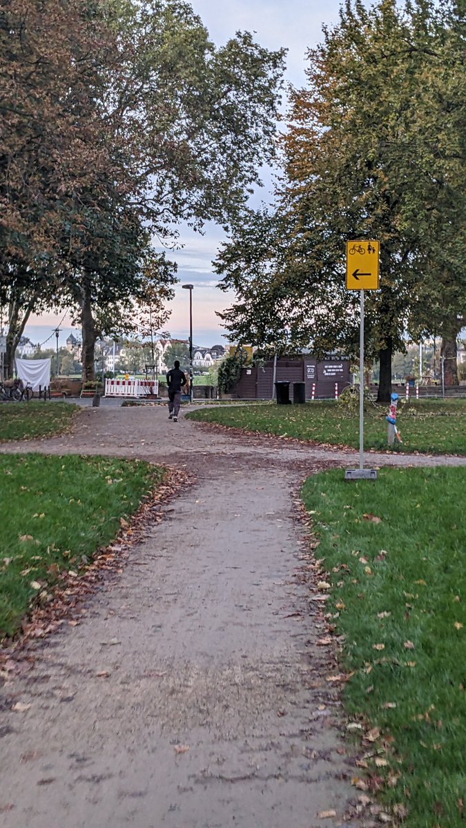 #Baustelle am Fuß und #Radweg am Ende des Parkplatzes parallel zur Cecilienallee mit guter Beschilderung einer #Umleitung. Super <a href="/Duesseldorf/">Stadt Düsseldorf</a> 😍. Im weiteren Verlauf am Fortuna Büdchen Kabelbrücke mit flacher Rampe, ebenfalls top! ❤️ @ADFCDuesseldorf