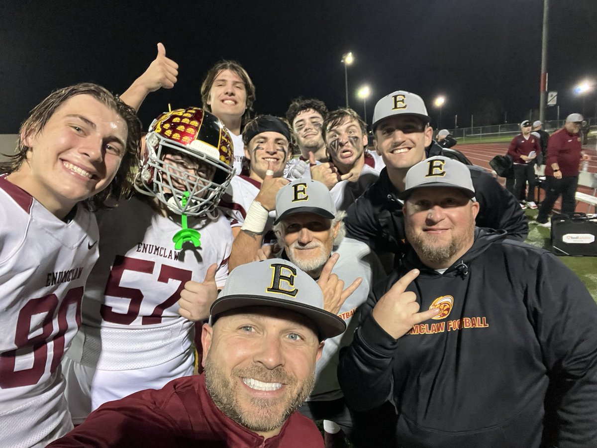 Claw Dawgz on the road making memories!! LOVE THIS TEAM!! 
THURSDAY NIGHT LIGHTS 🏴‍☠️🏴‍☠️