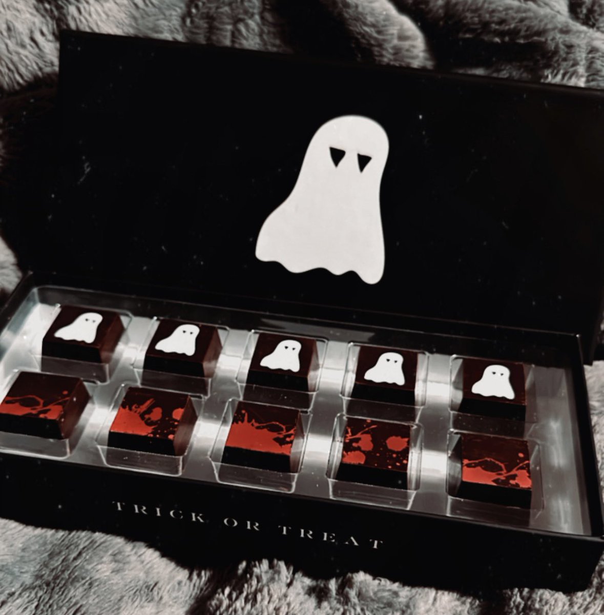 Carlitos (@crlscntrrz) on Twitter photo When I have fancy treats I like to take my time eating them, one at a time after dinner and I call them my Trunchbulls.
This week’s Trunchbulls are from my bestie <a href="/screaminq_bird/">i loved the part where she defied gravity</a> 🖤 THANK YOU! I’ve never had <a href="/Compartes/">Compartes Chocolate</a> chocolate before but I’m definitely an immediate fan 😍 When I have fancy treats I like to take my time eating them, one at a time after dinner and I call them my Trunchbulls.
This week’s Trunchbulls are from my bestie <a href="/screaminq_bird/">i loved the part where she defied gravity</a> 🖤 THANK YOU! I’ve never had <a href="/Compartes/">Compartes Chocolate</a> chocolate before but I’m definitely an immediate fan 😍