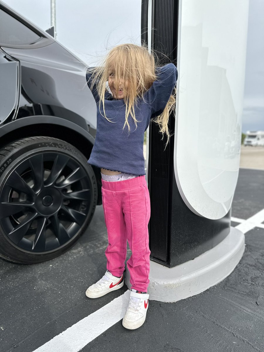 Looks like Tesla V4 Supercharger have an easteregg! My little girl found an integrated hair dryer! 😅