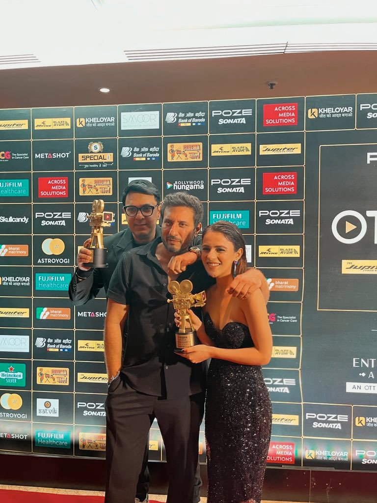The queens are still ruling, and how! 😍🔥
Congratulations to the entire team of #SaasBahuAurFlamingo on winning the Best Original Series of the Year Award (Reader's Choice) at the Bollywood Hungama OTT India Fest 2023.

 #SBFOnHotstar
