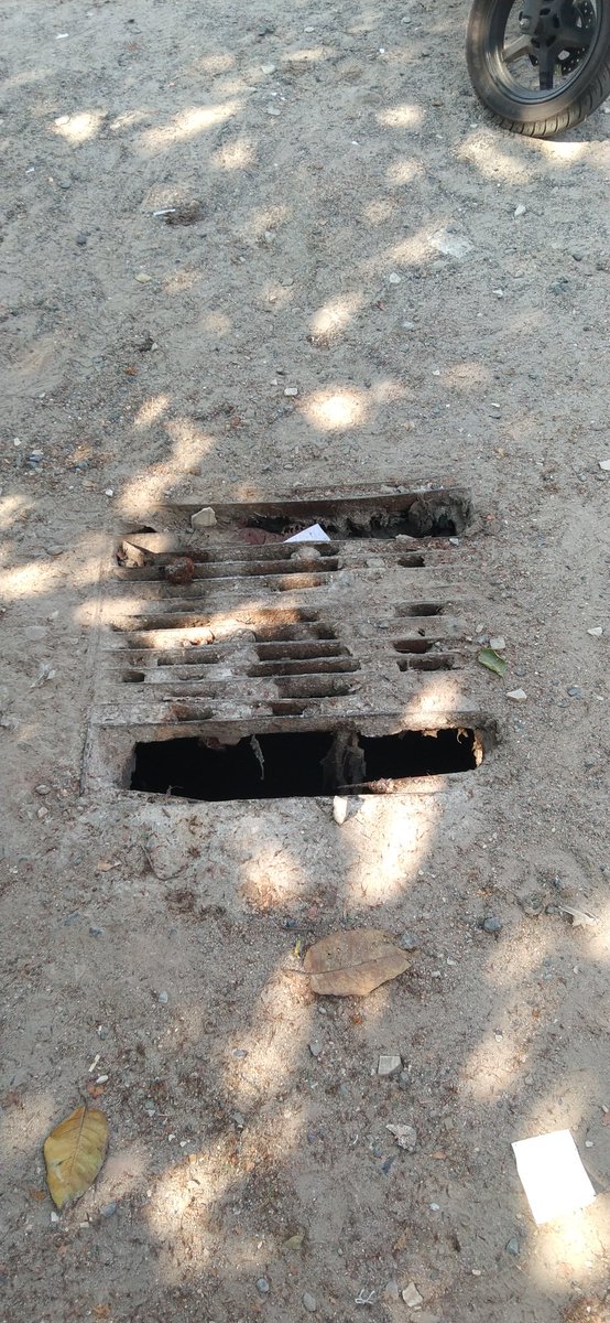 vankhede's tweet photo. @VMCVadodara 
@ourvadodara 
@nileshrathodbjp

Very danger drainage open .Its very deep
On main road
Location : Opp bapod talav. Near Reliance smart point Waghodia road.Bapod police station 

Mobile : 7016266659 https://t.co/osYbTU5BQD