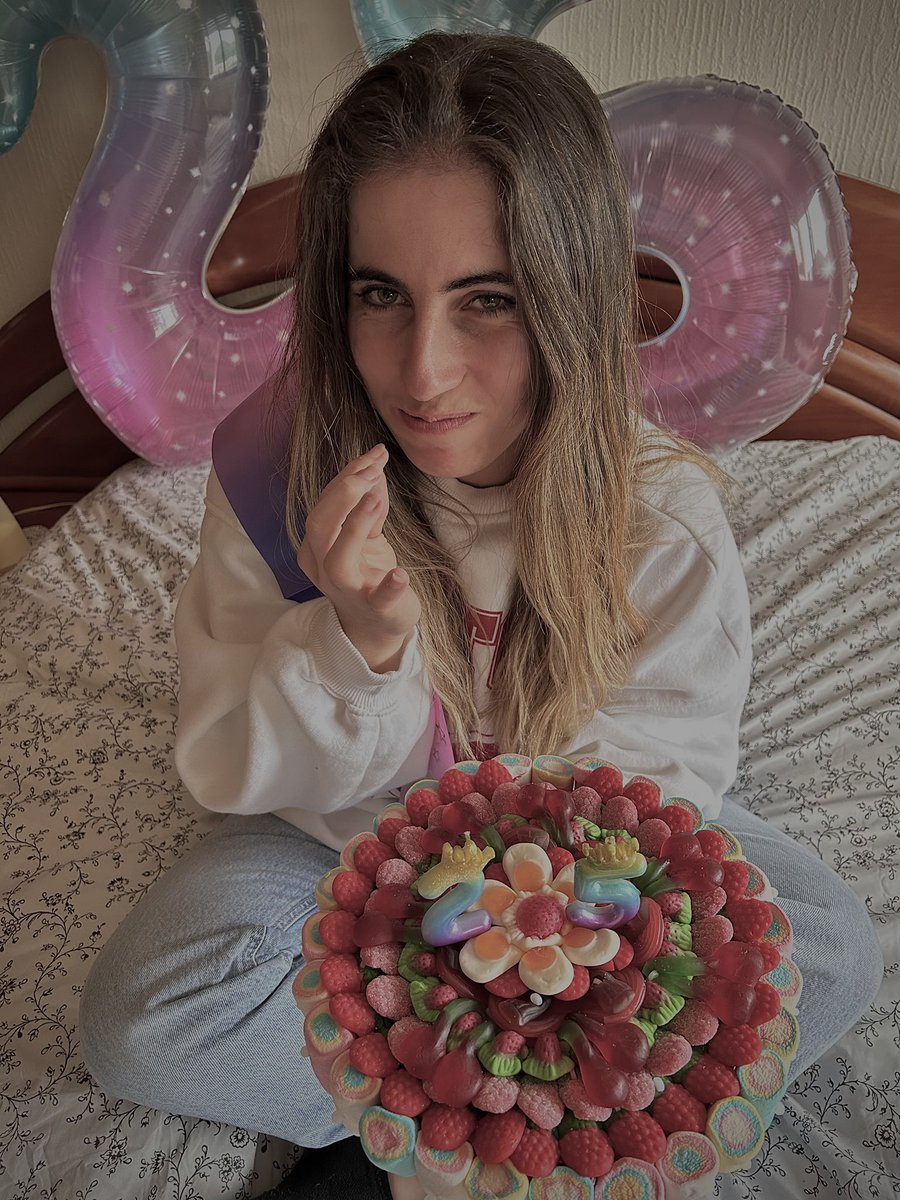 iparraguirree20's tweet photo. 25 y feliz con mi maravillosa tarta😋 https://t.co/ZMgz8Jd2EL