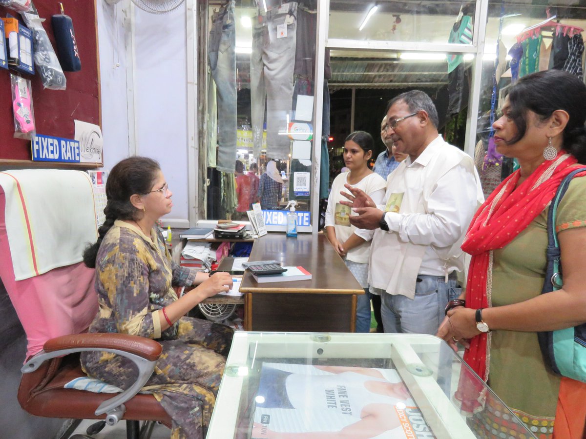 #Latepost @ngpnmc & @green_vigil observed Poornima Diwas Campaign at Mangalmurti Square, Nagpur. Citizens & shopkeepers were appealed to show their commitment towards planet earth & take climate action by putting off their non-essential lights & electric appliances from 8-9 pm.