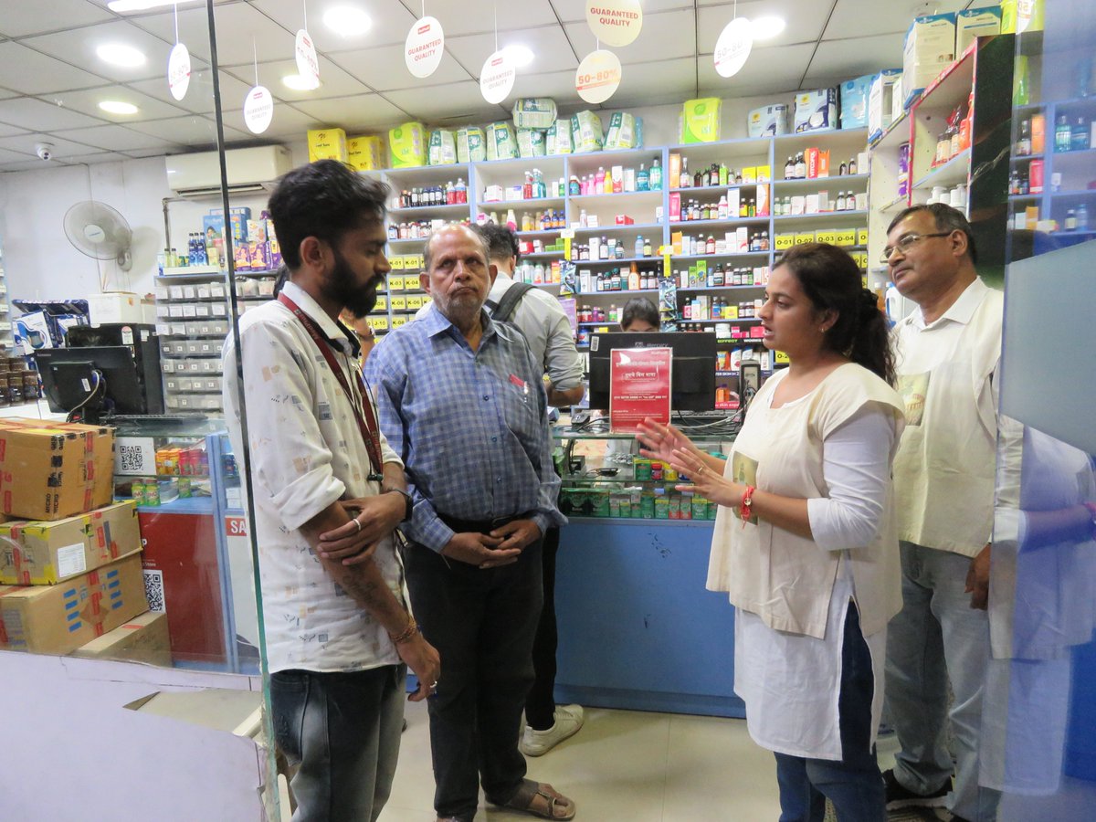 green_vigil's tweet photo. #Latepost
@ngpnmc &amp; @green_vigil observed Poornima Diwas Campaign at Mangalmurti Square, Nagpur. Citizens &amp; shopkeepers were appealed to show their commitment towards planet earth &amp; take climate action by putting off their non-essential lights &amp; electric appliances from 8-9 pm. https://t.co/OUOS2X4jRi