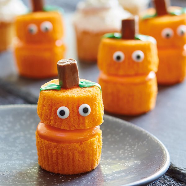 JACK O'LANTERN Cupcakes via Hallmark #GhastlyGastronomy ideas.hallmark.com/recipes/desser…