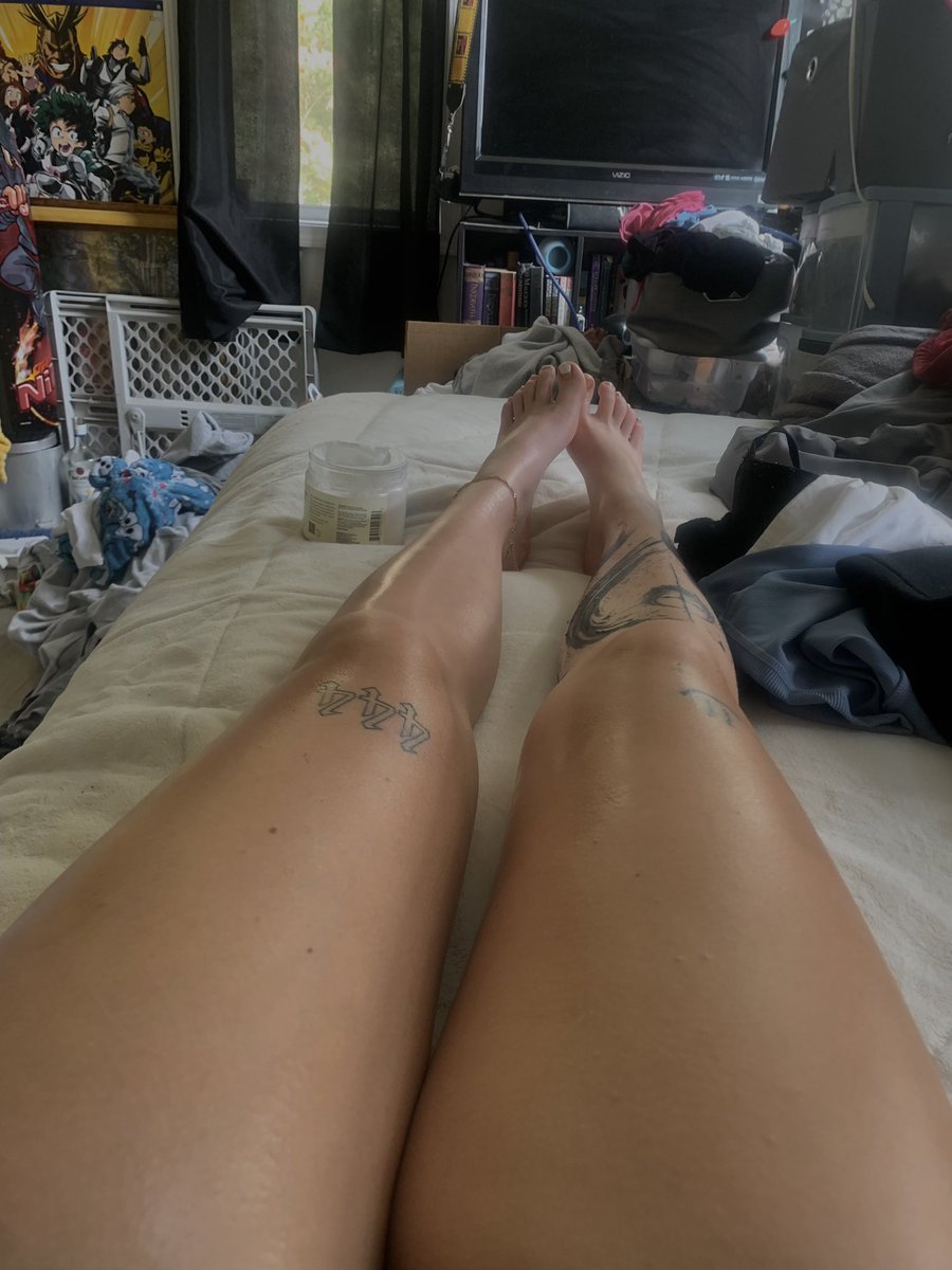 cherryluvscash's tweet photo. every inch of me is perfect. lick me from toe to heel and tell me how beautiful i am. https://t.co/GfPk9AwXrG