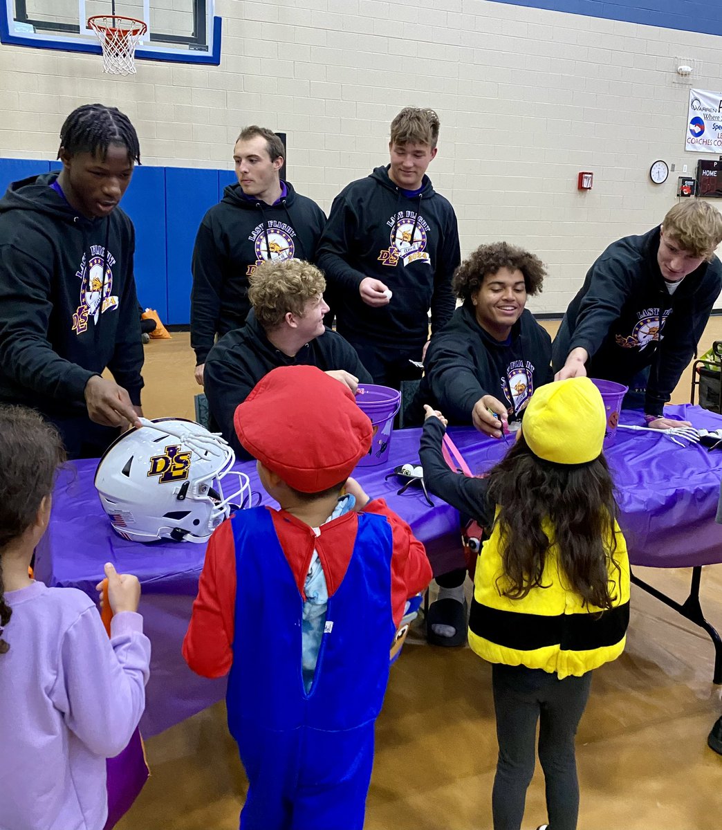 coachrohn's tweet photo. The DLS FB Captains spent time volunteering after practice this evening at the Warren Community Center Trunk or Treat Event.  Passing out candy to the kids. They are Leaders on the field, in the hallways and in the community.  
#Abovetheline @DLSPilots @DLSFootball_MI https://t.co/Er2y3lUmPx