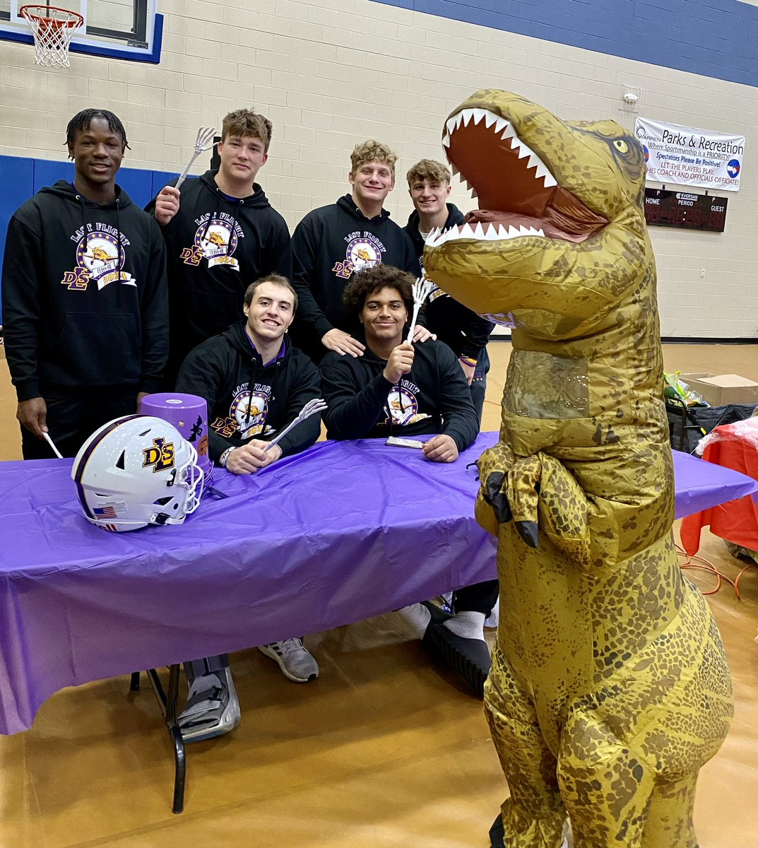 coachrohn's tweet photo. The DLS FB Captains spent time volunteering after practice this evening at the Warren Community Center Trunk or Treat Event.  Passing out candy to the kids. They are Leaders on the field, in the hallways and in the community.  
#Abovetheline @DLSPilots @DLSFootball_MI https://t.co/Er2y3lUmPx