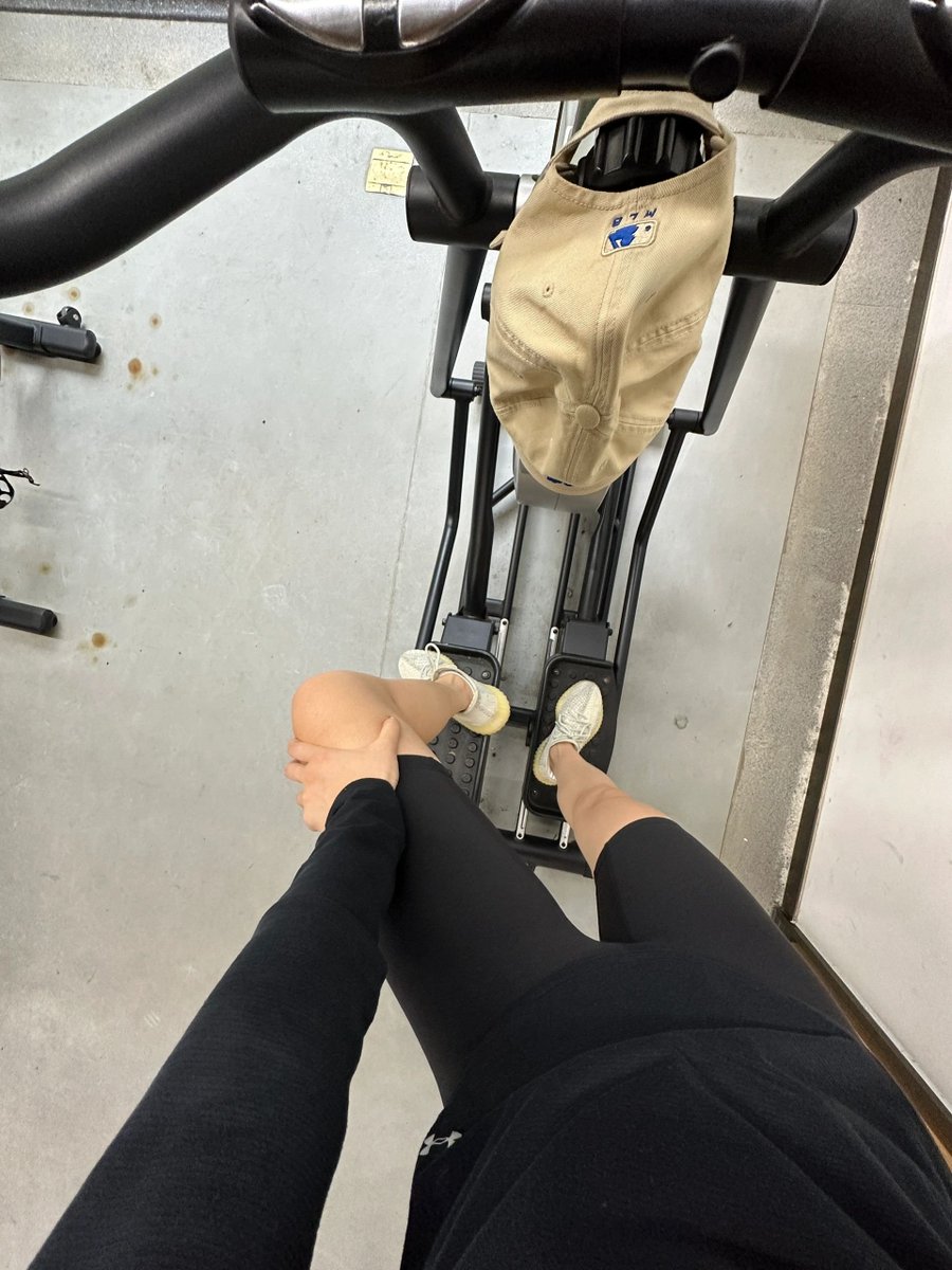 AnnetteMytton's tweet photo. Elliptical 50 minutes 🏃‍♀️ no jogging in the morning rain 💦, indoor elliptical 30 minutes. 🎀 https://t.co/eq5vgLxRWp