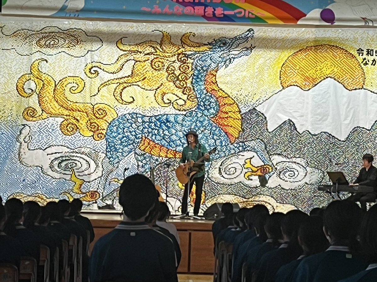 KAMIKAZE_KANZZY's tweet photo. 現場備忘録
某中学校芸術鑑賞
坂本サトルコンサート
生徒がほとんど寝落ちする、いわゆる芸術鑑賞とは比べものにならない熱量
これからの子どもたちに向けたメッセージ、十二分に伝わったと思います
何より校長が1番喜んでたのは内緒w
#坂本サトル
#佐藤達也
#Turbound
#Berlin
#TFM152
#LABGRUPPEN https://t.co/X4FZjvsjdU