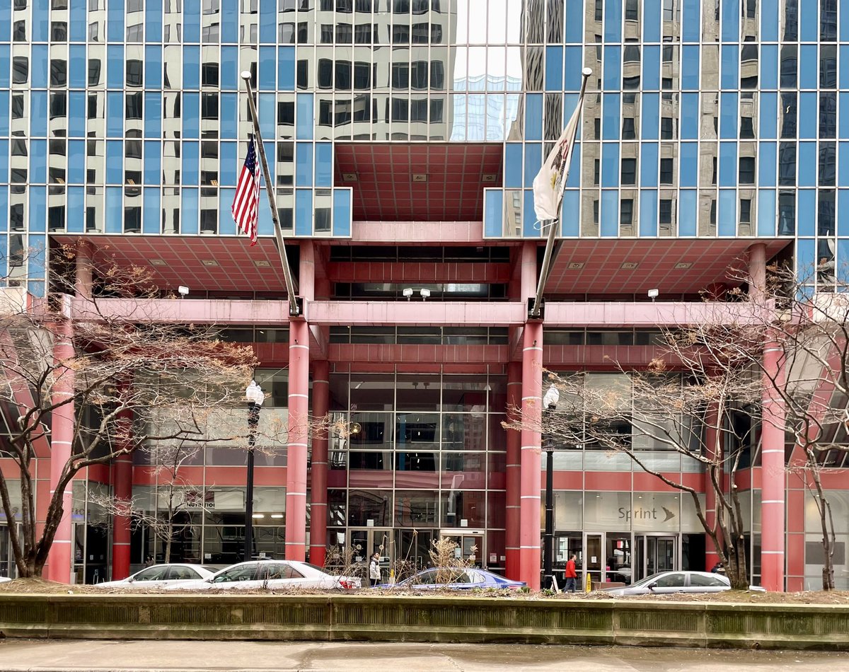 JoshLipnik's tweet photo. James R. Thompson Center (1985) in Chicago, IL by architect Helmut Jahn https://t.co/OK05aWdlnB