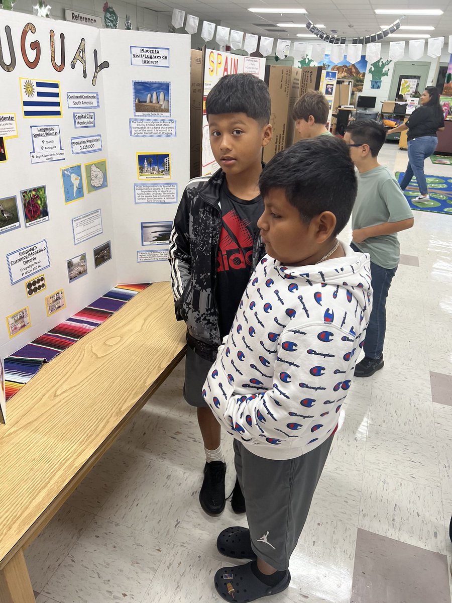 DaisyQR1's tweet photo. 5th graders @HCPS_Trapnell blew us away with their work! #HispanicHeritageMonth https://t.co/LvGR1GdG3f