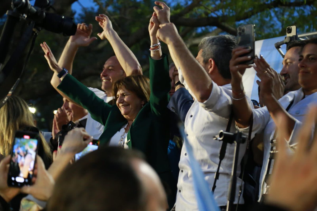 YoSoyMartiniano's tweet image. Gracias a todos los vecinos y militantes por todo el esfuerzo y el enorme compromiso por el futuro de nuestro país, provincia y municipio. El domingo a cuidar el voto, a cuidar la democracia y a recuperar nuestro país. Gracias.