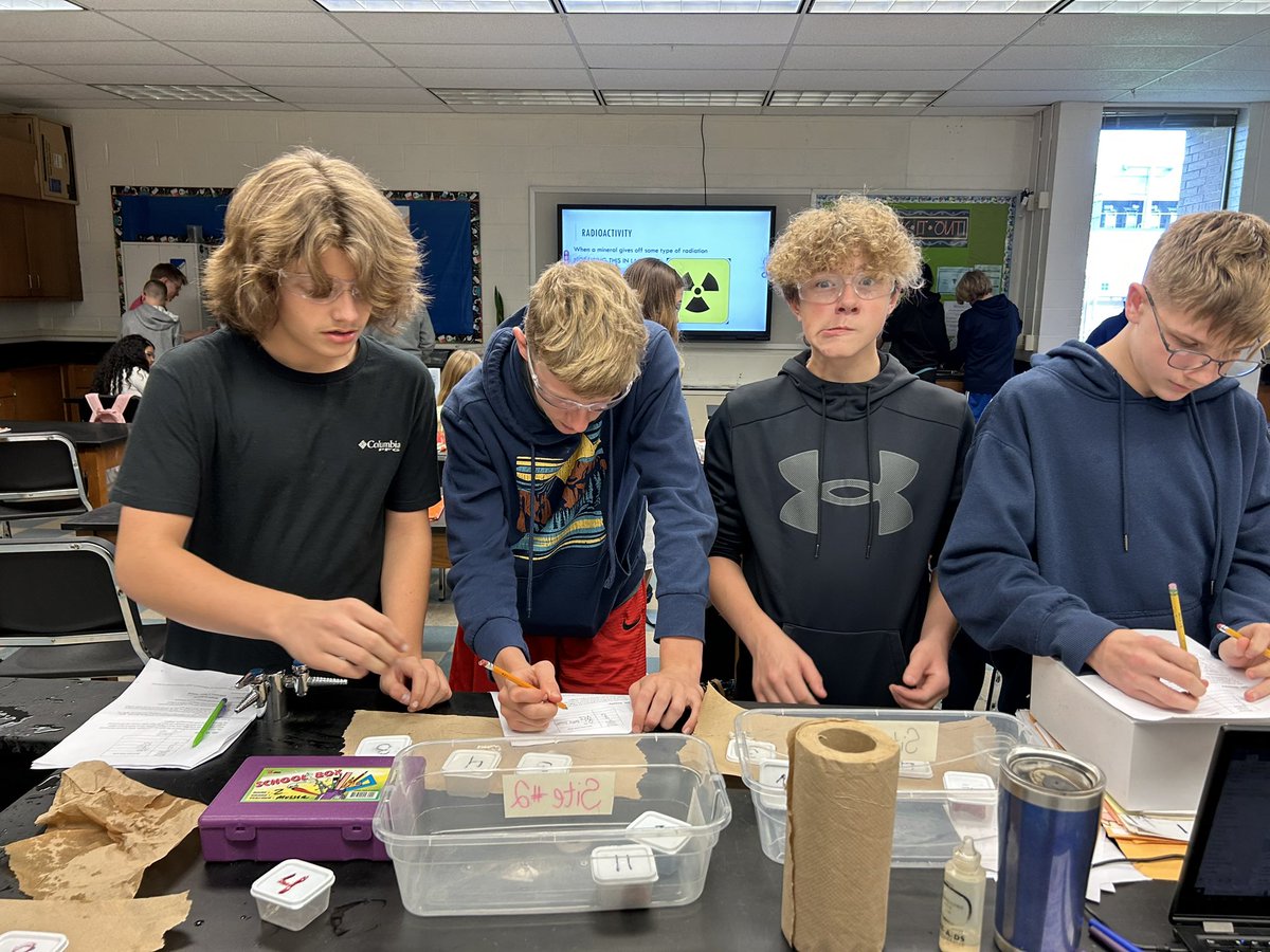 #Mariners working hard trying to ID their five mystery minerals this week. 🔬🥼🪨 #falconpride #eighthgradescience