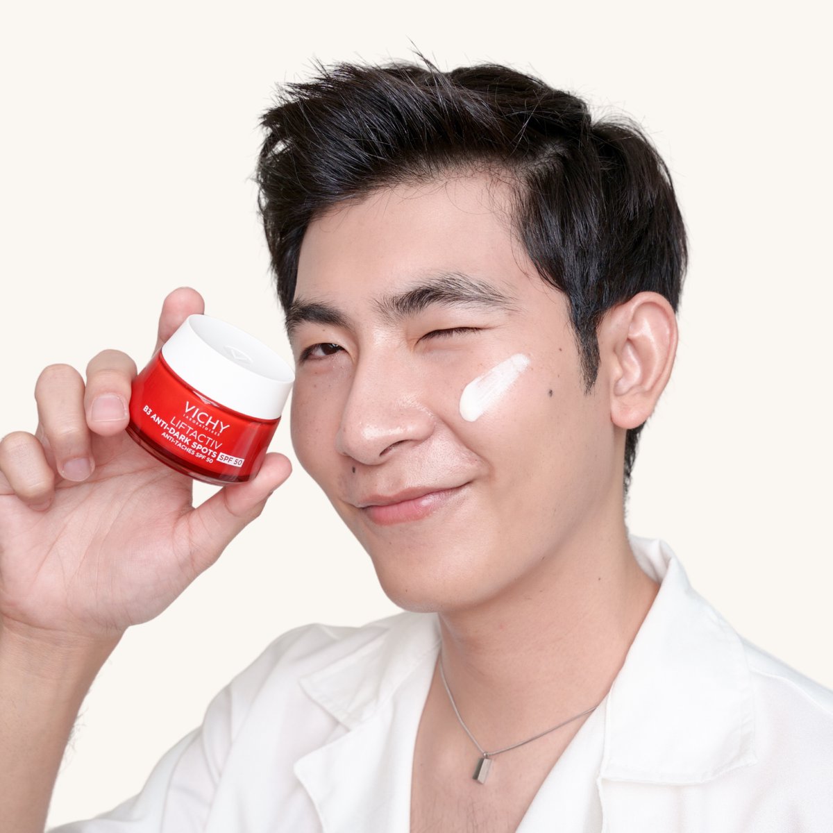 iBoomStyle's tweet photo. ขอมอบมงให้ VICHY Liftactiv B3 Anti-Dark Spots Cream SPF50 เป็นมอยส์สายขี้เกียจที่ทาแค่ตัวเดียวแล้วออกจากบ้านได้เลย เป็นทุกอย่างให้เธอแล้วทั้ง Moturizing, Brightening และ Sunscreen แถมเนื้อดี กลิ่นดี โอ้ย! มันจะเกินปุยมุ้ย

#VICHY #Liftactiv #B3 #iBoomStyle https://t.co/QzUXtwpgFa