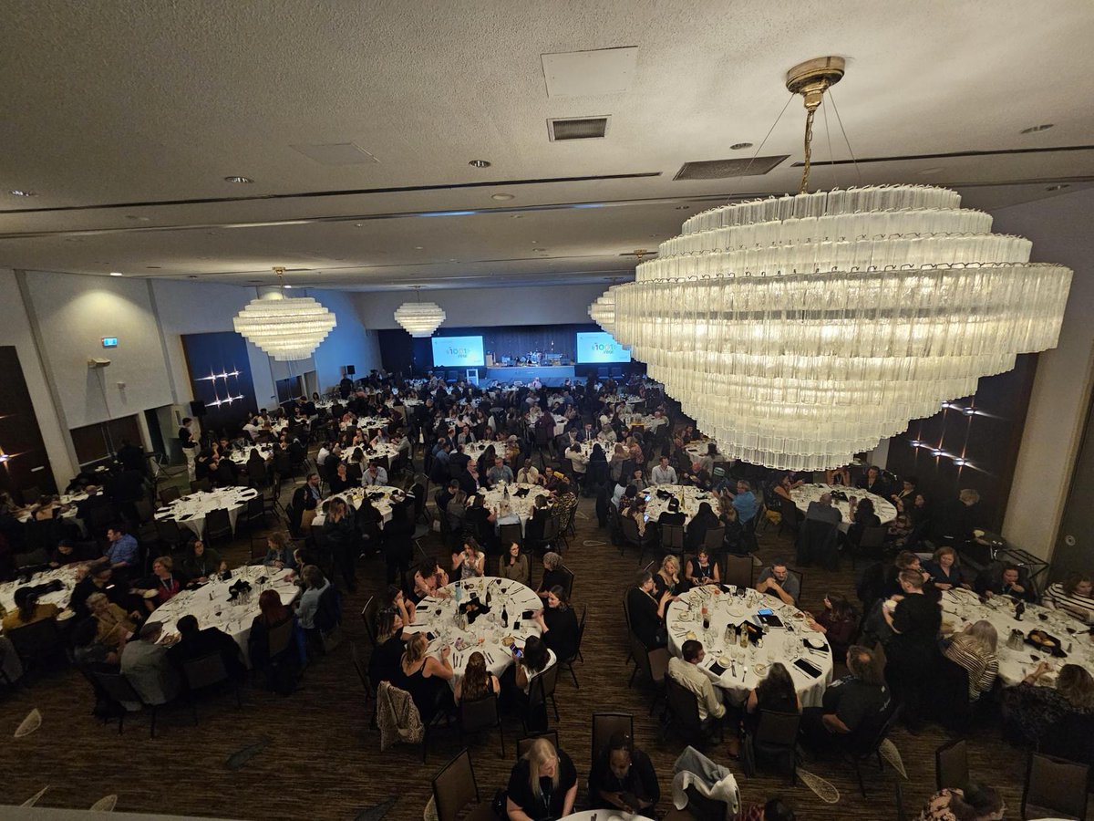_ACELF's tweet photo. 🎤 Au #congrèsACELF, c’est notre soirée culturelle mettant en vedette des artistes phares de la francophonie manitobaine dont le groupe de musique traditionnelle Cht'koot et le rappeur et slameur Trésor. #frcan #édufr #francophoniemanitobaine #constructionidentitaire https://t.co/Y8h94YtTME