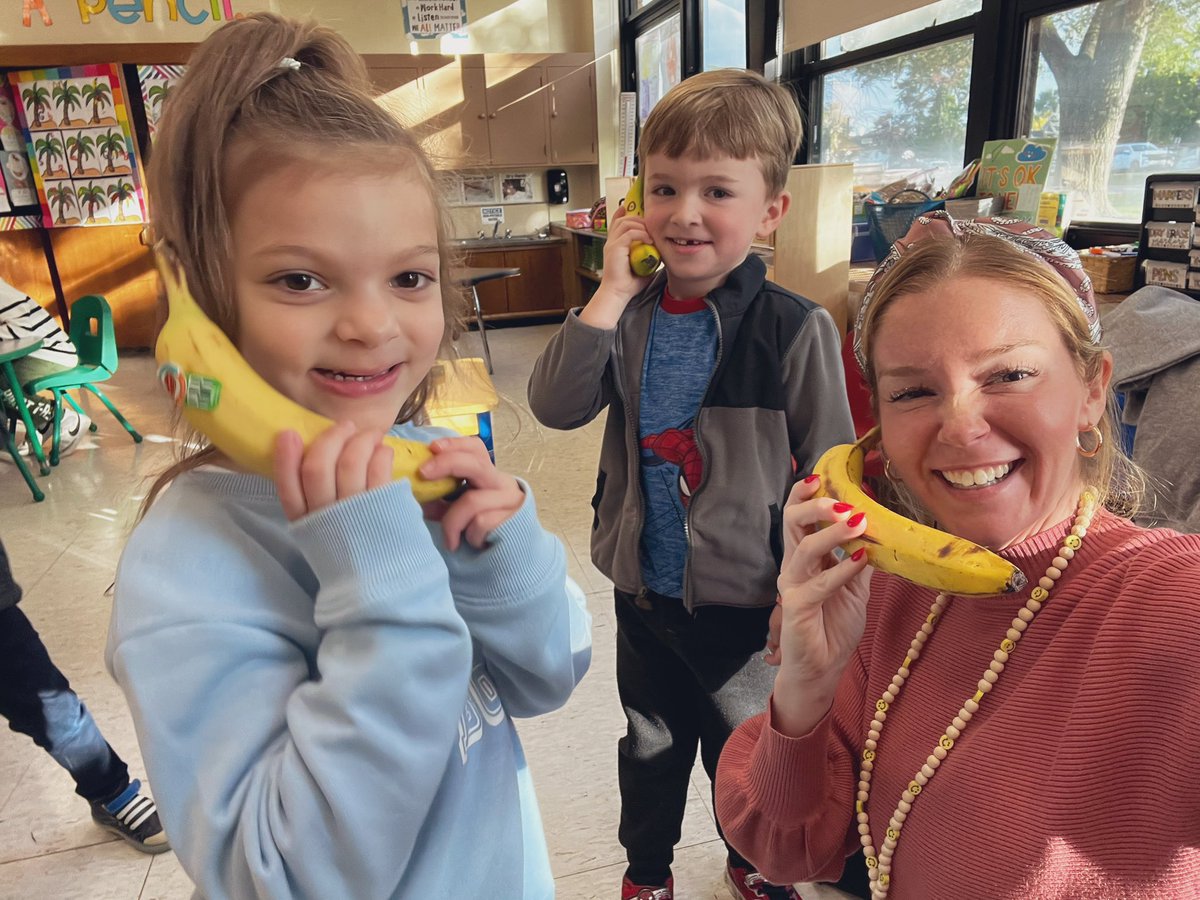 MrsZassman's tweet image. When you realize you all have bananas for snack, you banana call
eachother to talk about last nights sight words ☺️📝📖 #LearningIsAlwaysFun @CBS_Bethpage @DSiebertCBS @TierneyBethpage