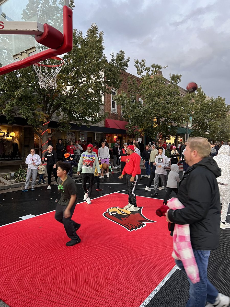 MattCoates4's tweet photo. Ballin on Beaufort!!🏀🔥 Awesome work by Redbird Athletics Dept. on hosting Hoopfest on Beaufort St. this year!

Basketball season is near!🏀 Let’s go Redbirds!!

@Redbird_MBB @RedbirdWBB @ryanpedon @ISURedbirds https://t.co/RXZLCuB3Zf