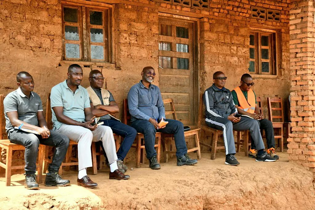 mrmeict's tweet photo. Mu rugendo yagize mu ntara ya @KirundoProvince kuruyu wa Kane 19/10/2023, umushikiranganji w'amazi meza, amasoko ntanganguvu, ubutare n'agataka Ir. UWIZEYE Ibrahim yakoze ikiyago n'abenegihugu bo muri zone #Baziro commune #Gitobe arabaremesha ko bagiye kuzoronswa umuyagankuba. https://t.co/9w5MpjOG6A