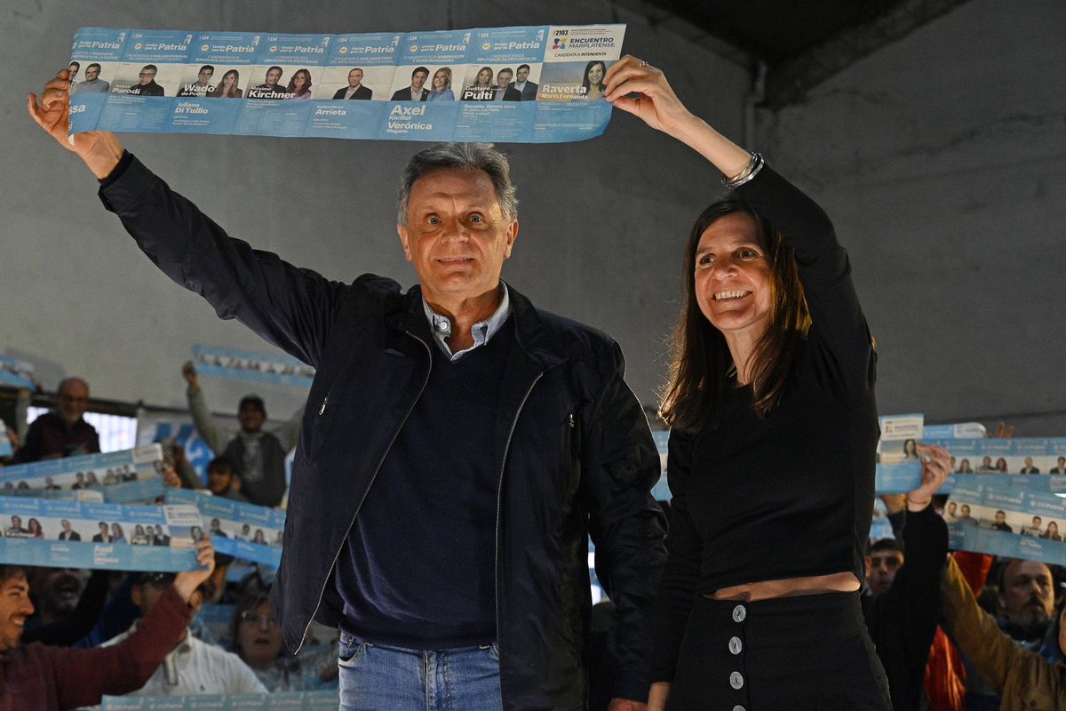 Con Fernanda compartimos la última reunión con fiscales. Mucha alegría y esperanza, gracias por el cariño también. Todo preparado para cuidar la elección. Massa Presidente. Kicillof gobernador. Raverta Intendenta.
<a href="/FerRaverta/">Fernanda Raverta</a> <a href="/encuentromdq/">Encuentro Marplatense</a>