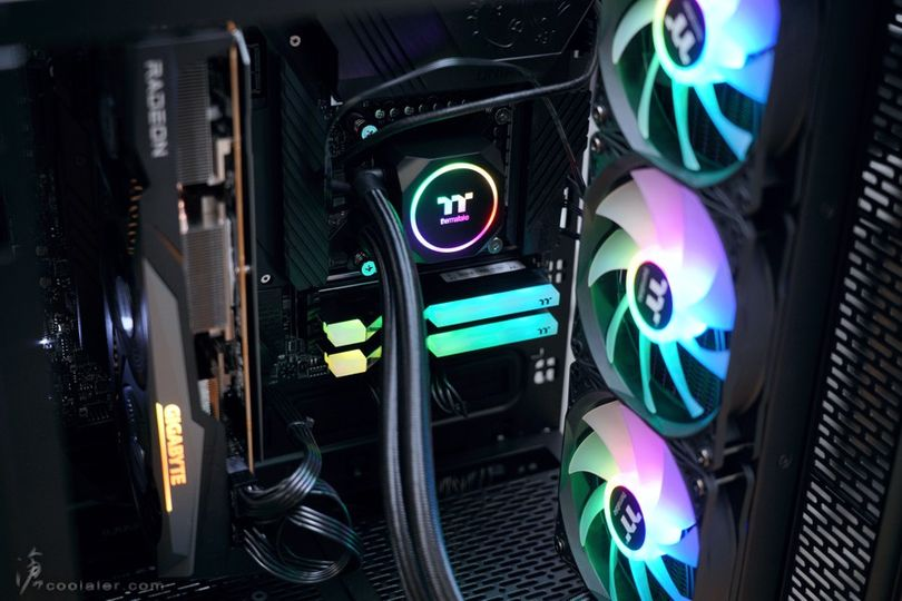 ThermaltakeInc's tweet photo. Nice build featuring our TOUGHRAM RGB D5😎
📷 Coolaler滄者極限
TOUGHRAM RGB D5
Available in 5600| 6400 MT/s
#Thermaltake #toughramrgbd5 #memoryddr5 #thermaltakegaming #NeonMaker https://t.co/YHtPLYOxDJ